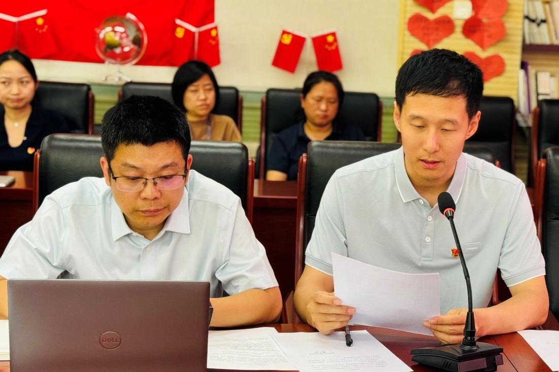 桌子上放着笔记本电脑的人AI 生成的内容可能不正确。